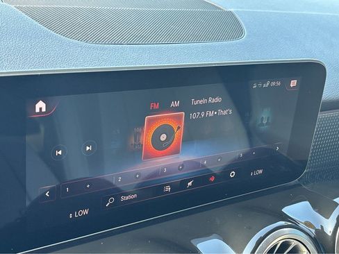 Used 2021 Mercedes-Benz GLB 250 4MATIC image 28