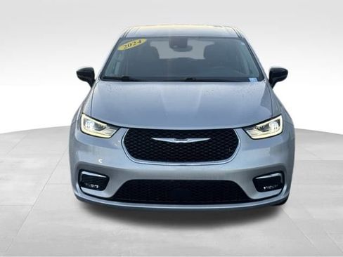 Used 2024 Chrysler Pacifica Touring-L image 2