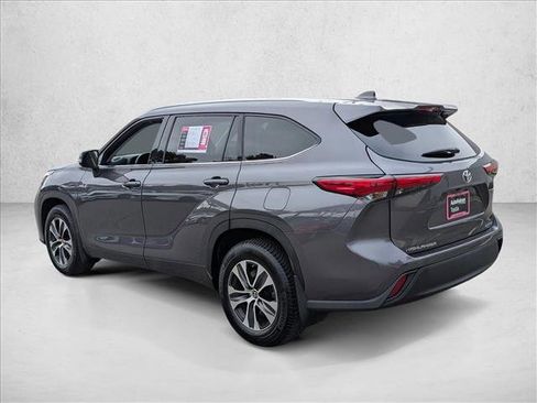Certified 2021 Toyota Highlander XLE image 7
