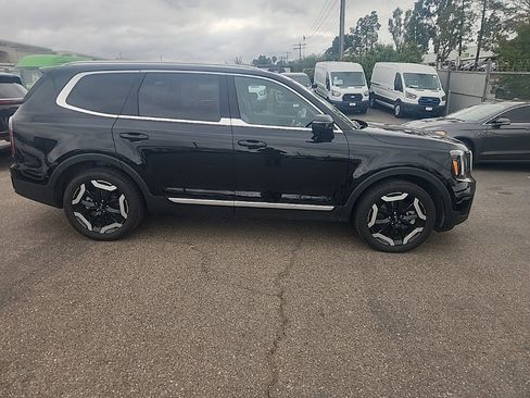 Used 2024 Kia Telluride EX w/ EX Captain's Chair Package FWD image 16