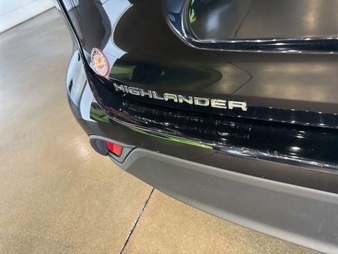 Used 2022 Toyota Highlander L image 18