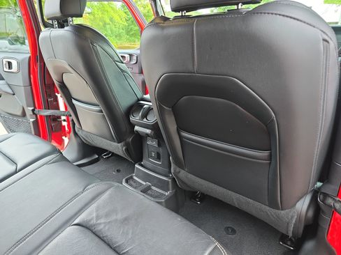 Used 2019 Jeep Wrangler Unlimited Sahara w/ Quick Order Package 24M Moab AWD/4WD image 11