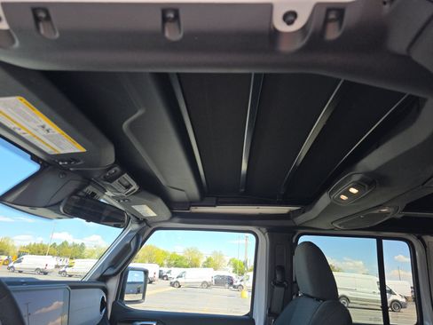 Used 2025 Jeep Wrangler Unlimited Sahara w/ Safety Group AWD/4WD image 10