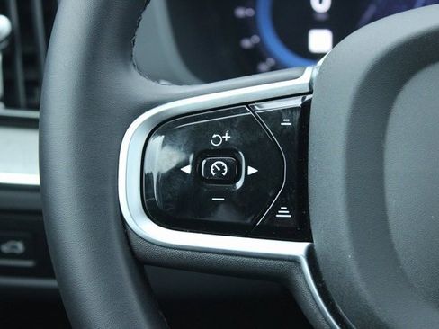 Used 2025 Volvo XC60 B5 Plus image 24