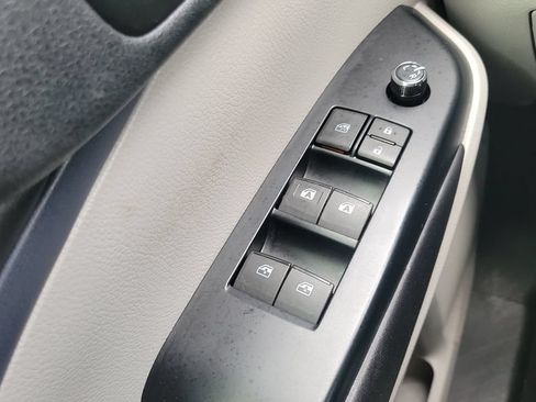 Used 2017 Toyota Highlander Plus FWD image 18