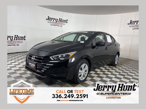 Used 2025 Nissan Versa S image 1