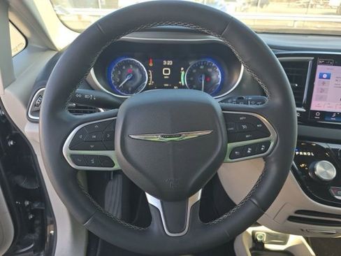 Used 2023 Chrysler Pacifica Touring-L image 13