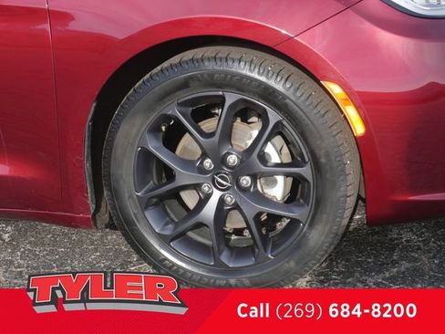 Used 2023 Chrysler Pacifica Limited w/ Uconnect Theater Family Group FWD image 47