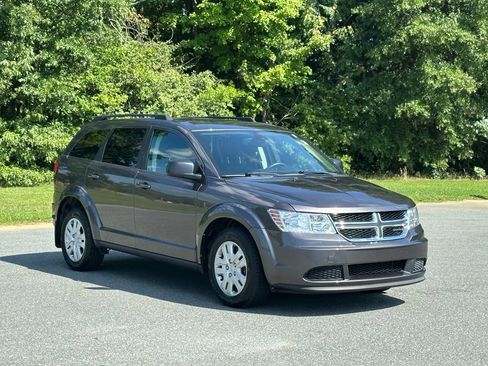 Used 2020 Dodge Journey SE FWD image 2