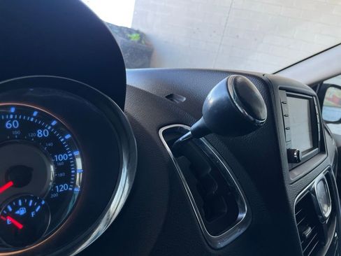 Used 2015 Chrysler Town & Country Touring image 37