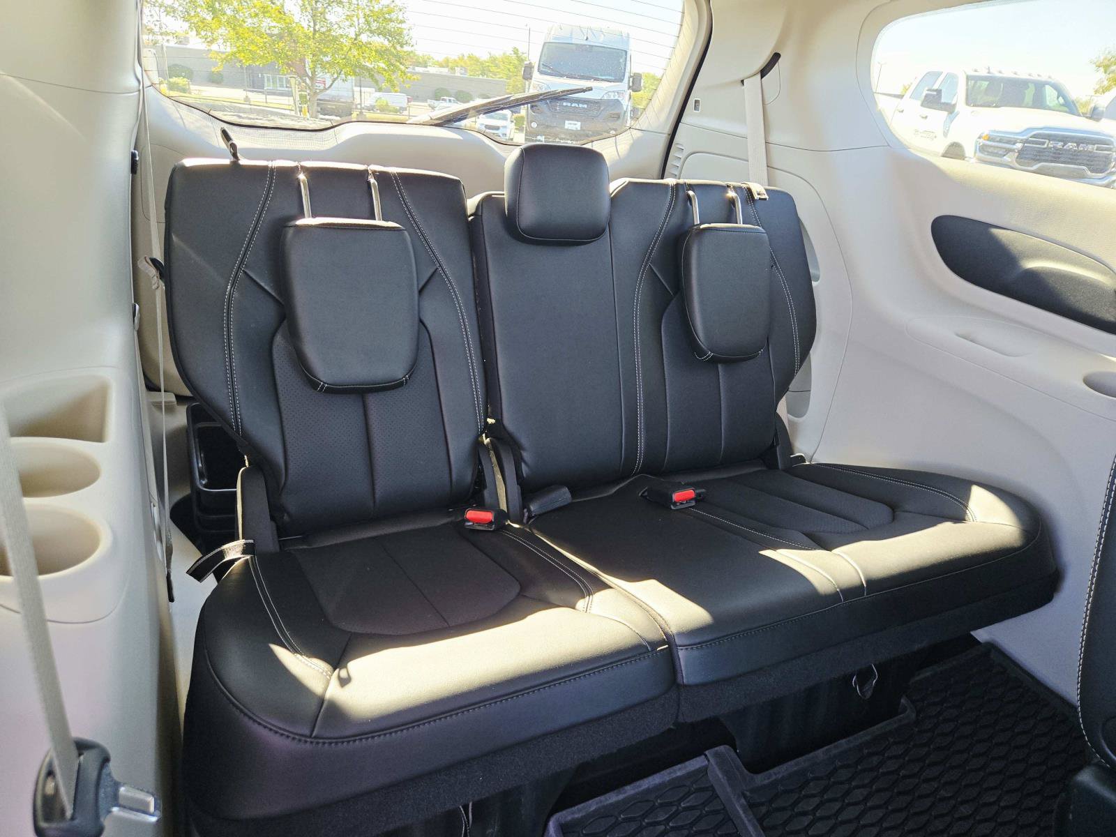 Used 2024 Chrysler Pacifica Touring-L FWD image 16