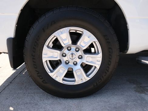 Used 2018 Nissan Titan SV w/ SV Convenience Package RWD image 18