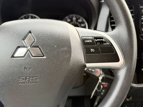 Used 2020 Mitsubishi Outlander ES FWD image 15
