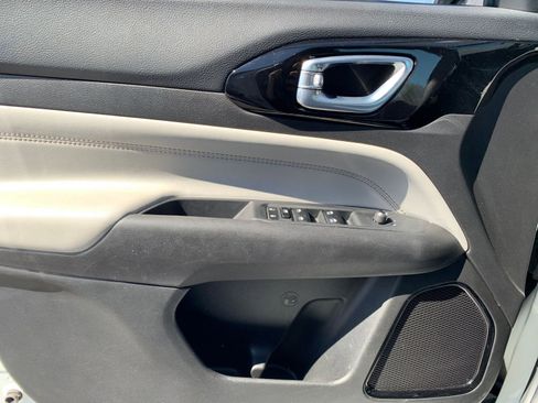 Used 2025 Jeep Compass Limited image 18