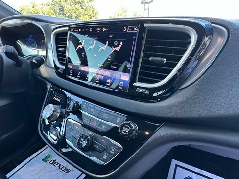 Used 2025 Chrysler Pacifica Select FWD image 13