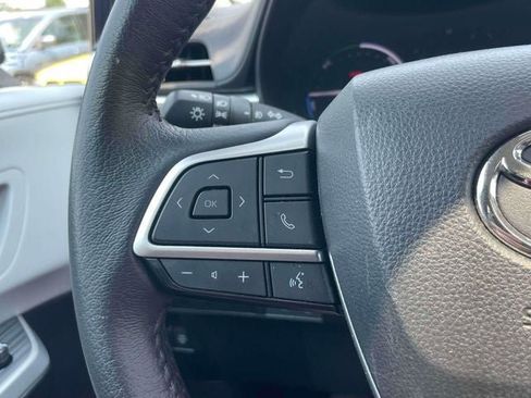 Certified 2025 Toyota Sienna XLE FWD image 25