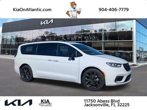 Used 2025 Chrysler Pacifica Limited image 1