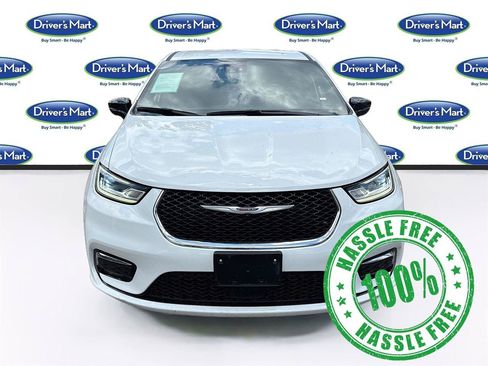 Used 2025 Chrysler Pacifica Select FWD image 2
