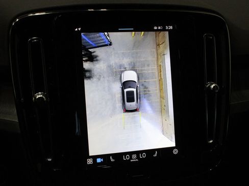 Used 2025 Volvo XC40 B5 Plus image 11