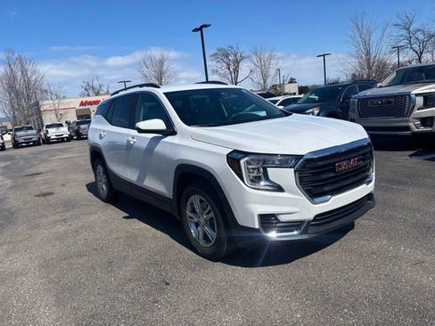 Used 2024 GMC Terrain SLE w/ Driver Convenience Package image 4