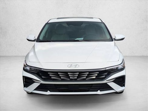 Certified 2025 Hyundai Elantra Limited FWD image 5