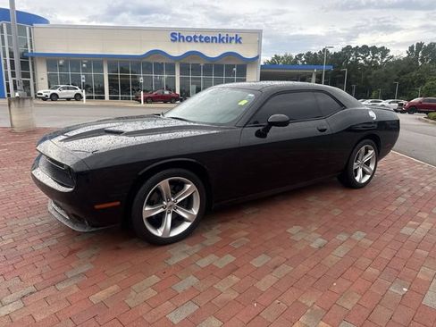 Used 2018 Dodge Challenger SXT w/ Super Sport Group (SS/T) RWD image 4