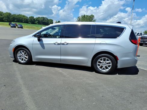 Used 2024 Chrysler Pacifica Touring-L FWD image 8