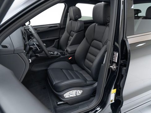 Certified 2025 Porsche Macan AWD/4WD image 5