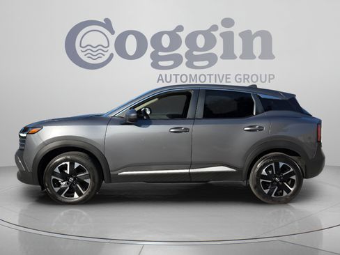 Used 2025 Nissan Kicks SV AWD/4WD image 2