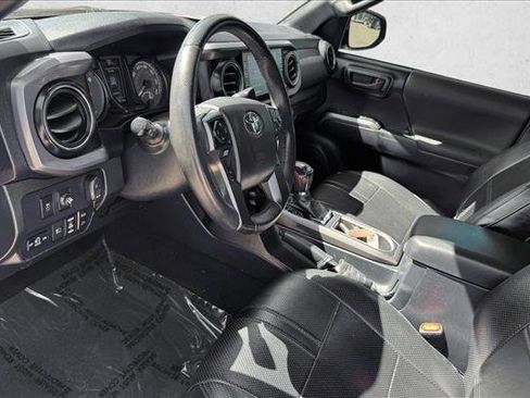 Certified 2021 Toyota Tacoma TRD Off-Road AWD/4WD image 11