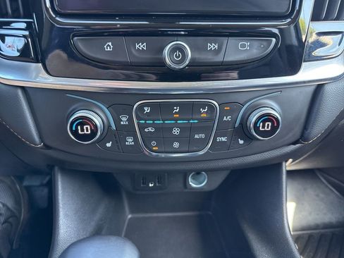 Used 2021 Chevrolet Traverse LT image 20