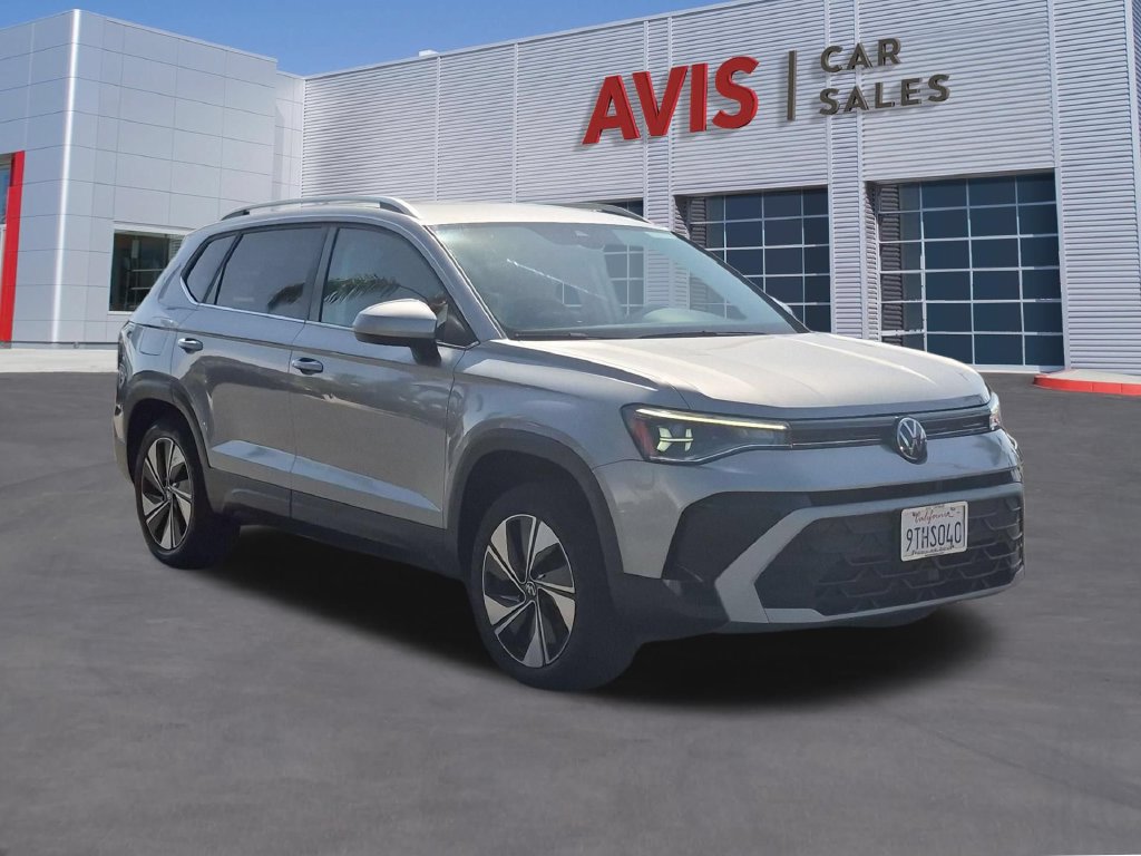 Used 2025 Volkswagen Taos SE AWD/4WD image 3