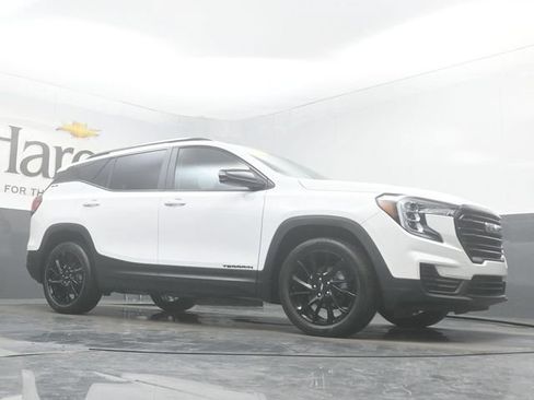 Used 2023 GMC Terrain SLE w/ Driver Convenience Package FWD image 2