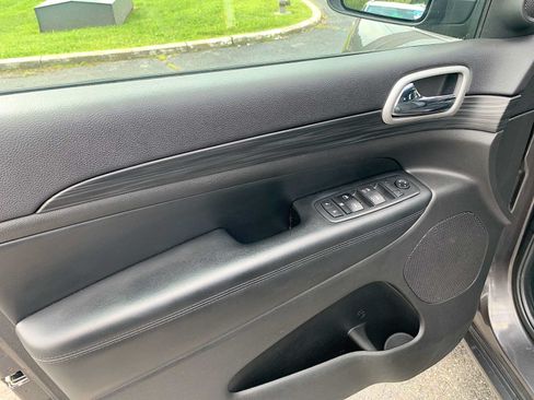 Used 2019 Jeep Grand Cherokee Altitude AWD/4WD image 23