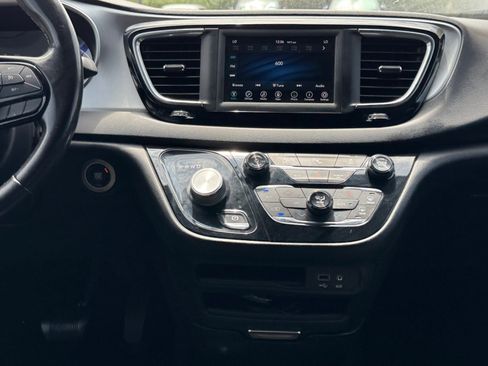 Used 2020 Chrysler Pacifica Touring w/ S Appearance Package FWD image 15
