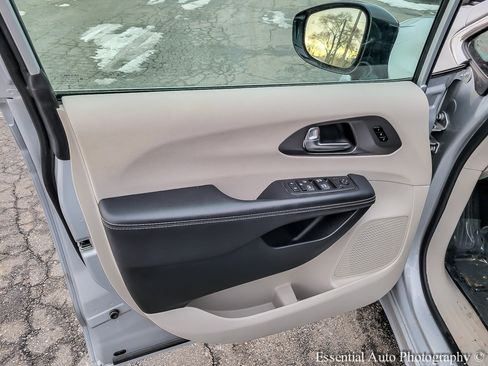 Used 2024 Chrysler Pacifica Touring-L image 24