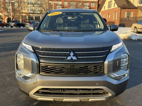 Used 2023 Mitsubishi Outlander SE image 2