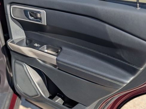 Used 2022 Ford Explorer XLT image 7