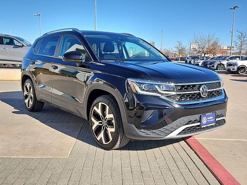 Certified 2022 Volkswagen Taos SEL w/ Panoramic Sunroof Package image 4