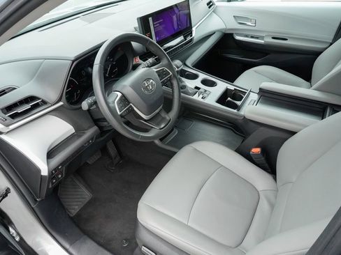 Used 2025 Toyota Sienna XLE FWD image 18