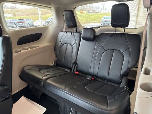 Used 2024 Chrysler Pacifica Touring-L image 34