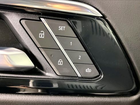 Used 2025 Chevrolet Suburban High Country image 34