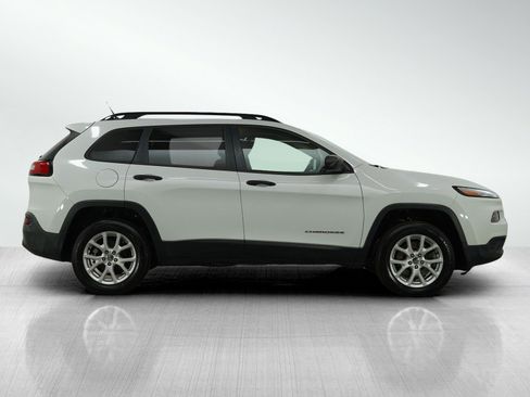 Used 2016 Jeep Cherokee Sport FWD image 6