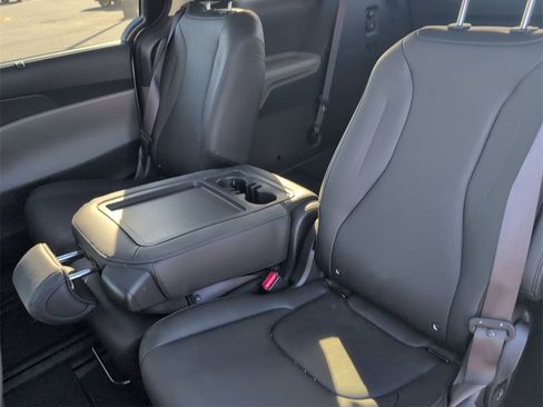 Used 2025 Kia Carnival SX image 25