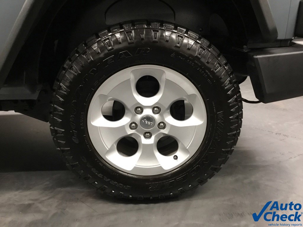 Used 2015 Jeep Wrangler Sahara w/ Connectivity Group AWD/4WD image 19