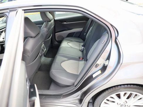 Used 2018 Toyota Camry XLE image 37