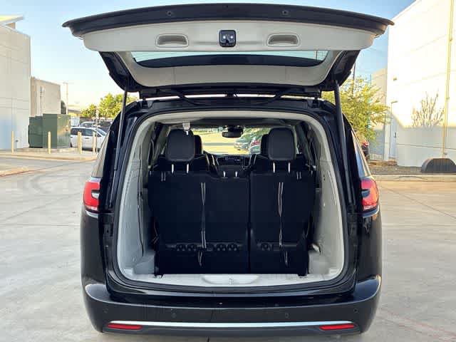 Used 2023 Chrysler Pacifica Limited FWD image 37