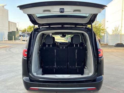 Used 2023 Chrysler Pacifica Limited FWD image 37