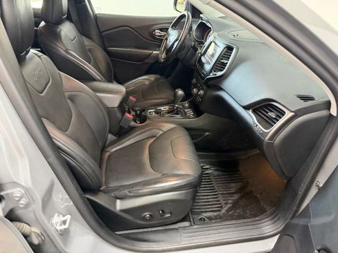 Used 2020 Jeep Cherokee Latitude Lux w/ Comfort/Convenience Group AWD/4WD image 33