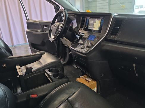 Used 2015 Toyota Sienna SE w/ SE Preferred Package FWD image 18